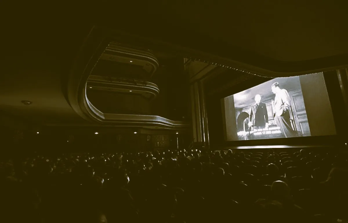 Fotografía antigua, donde se puede ver la primera proyección cinematografica en el teatro, Policía montada del Canadá